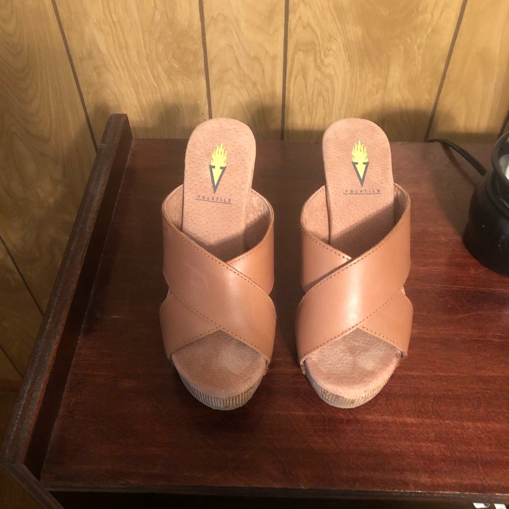 Volatile tan wedges